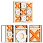 Tic Tac Toe en bois avec des pions orange et blanc.