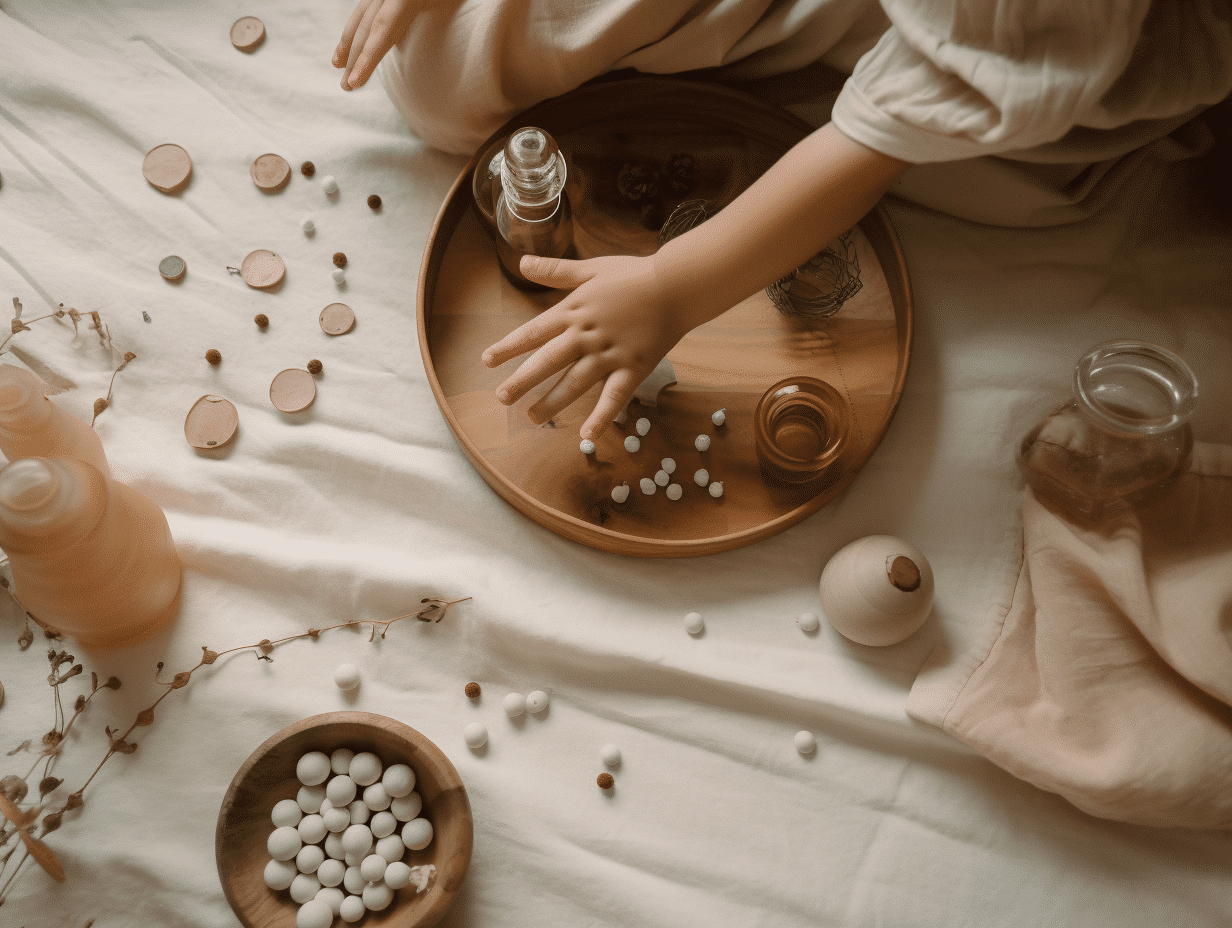 Un enfant participe à un jeu d'inspiration Montessori avec un plateau de cosmétiques sur un lit.
