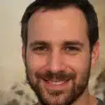 Un homme barbu appréciant une peinture.