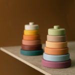 Une table avec un ensemble de 6 blocs de construction en silicone souple pour bébé.