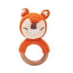 Une bague renard crochetée avec Hochets en Bois Animaux Tricotés.