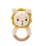 Une bague lion avec Hochets en Bois Animaux Tricotés, au crochet.