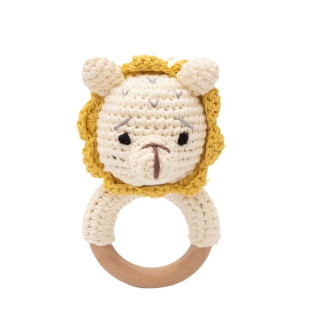 Une bague lion avec Hochets en Bois Animaux Tricotés, au crochet.