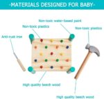 Un Jeu de Construction Clou-Marteau en bois avec un marteau et un jeu de construction.