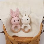 Panier de jouets Hochet en Bois Lapin Tricoté.