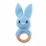 Hochet en Bois Lapin Tricoté Bleu sur un fond blanc