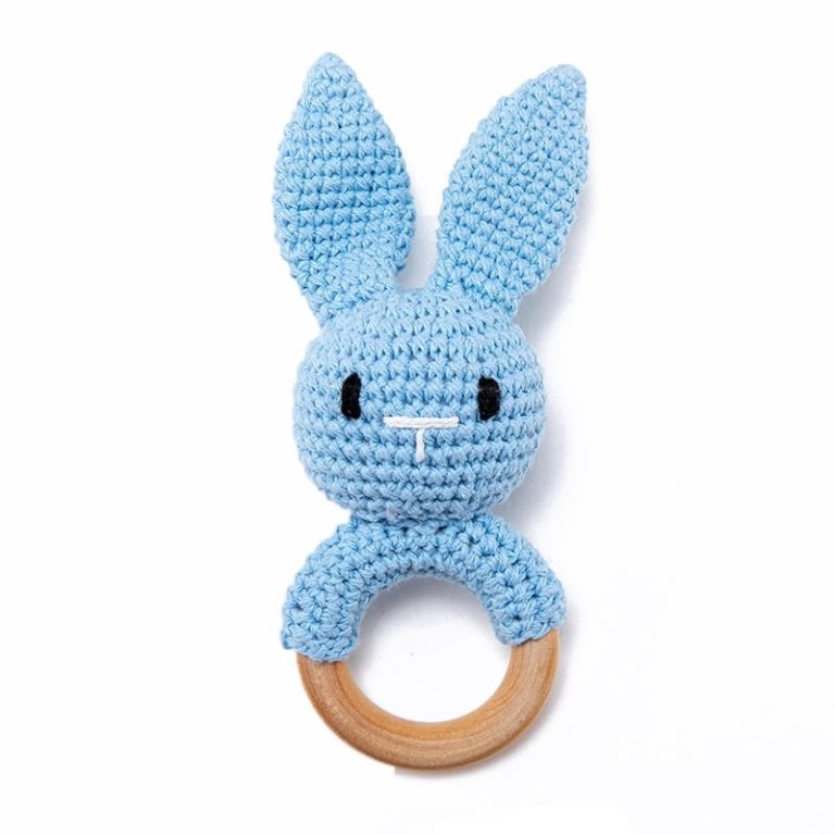 Hochet en Bois Lapin Tricoté Bleu sur un fond blanc