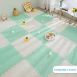 Le Tapis de Sol Épais Bébé à Deux Couleurs vert et blanc dans la chambre d'un bébé.