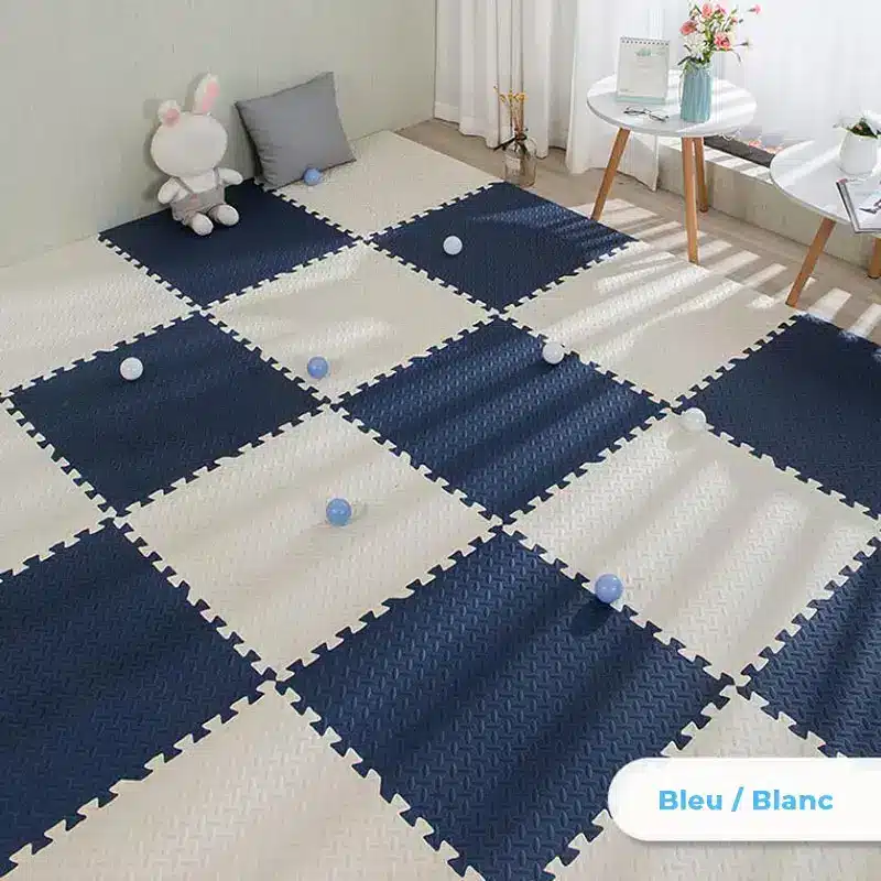 Un Tapis de Sol Épais Bébé à Deux Couleurs, bleu et blanc, dans une chambre.