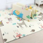 Une chambre de bébé avec un Tapis de Sol Pliable Animaux aux jolis motifs d'animaux.