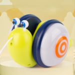 Un jeu à tirer - Escargot Musical est assis sur une table.