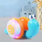 Un Jeu à tirer - Escargot Musical est assis à côté d'un château de sable.