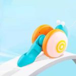 Un Jeu à tirer - Escargot Musical roule sur une surface blanche.