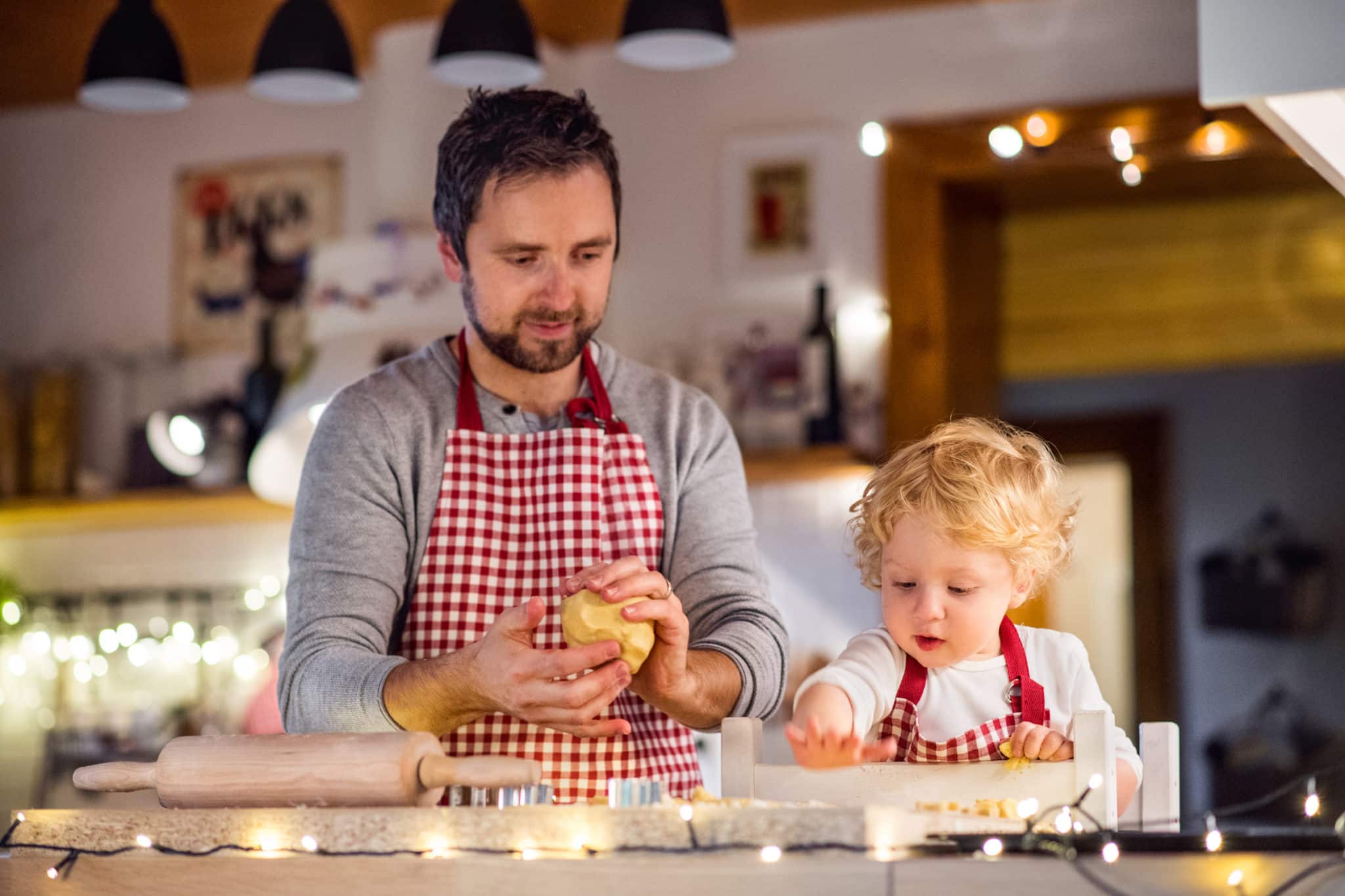 Un homme et un enfant s'adonnent aux fascinants jeux pratiques de la vie Montessori.