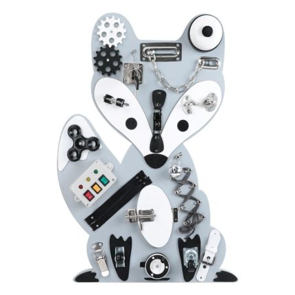 Un renard en bois avec une variété d'articles Board Montessori pour Enfants - Ourson dessus.