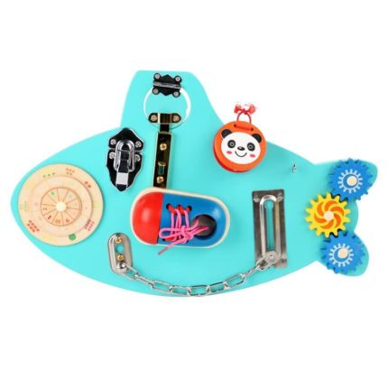 Un poisson bleu avec Panneau de Jeu Montessori Voiture assorti.