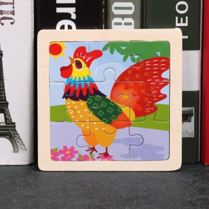 Un puzzle en bois animaux avec un coq dessus.