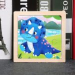 Un Puzzle en Bois Dinosaure avec un dinosaure bleu dessus.