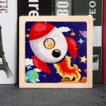Un Puzzle en Bois Véhicules avec une fusée dessus.