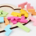 Un Tangram Coeur Coloré en bois.