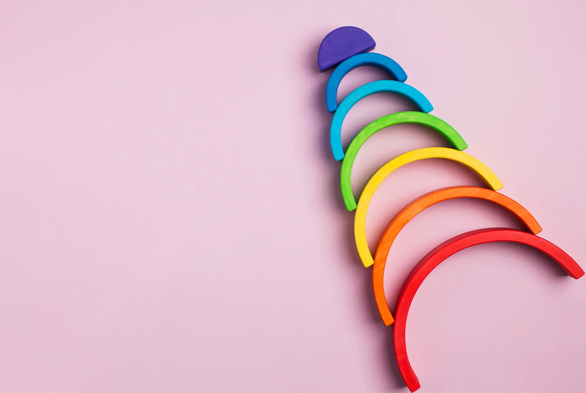 Une éducation Montessori et créative avec la magie de l'arc-en-ciel.