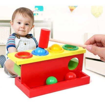Un bébé joue avec un Jeu à Marteler en Bois 4 Couleurs.