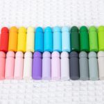 Une collection de Jeux de Pions en Bois - Assemblage des Couleurs sur une surface vierge.