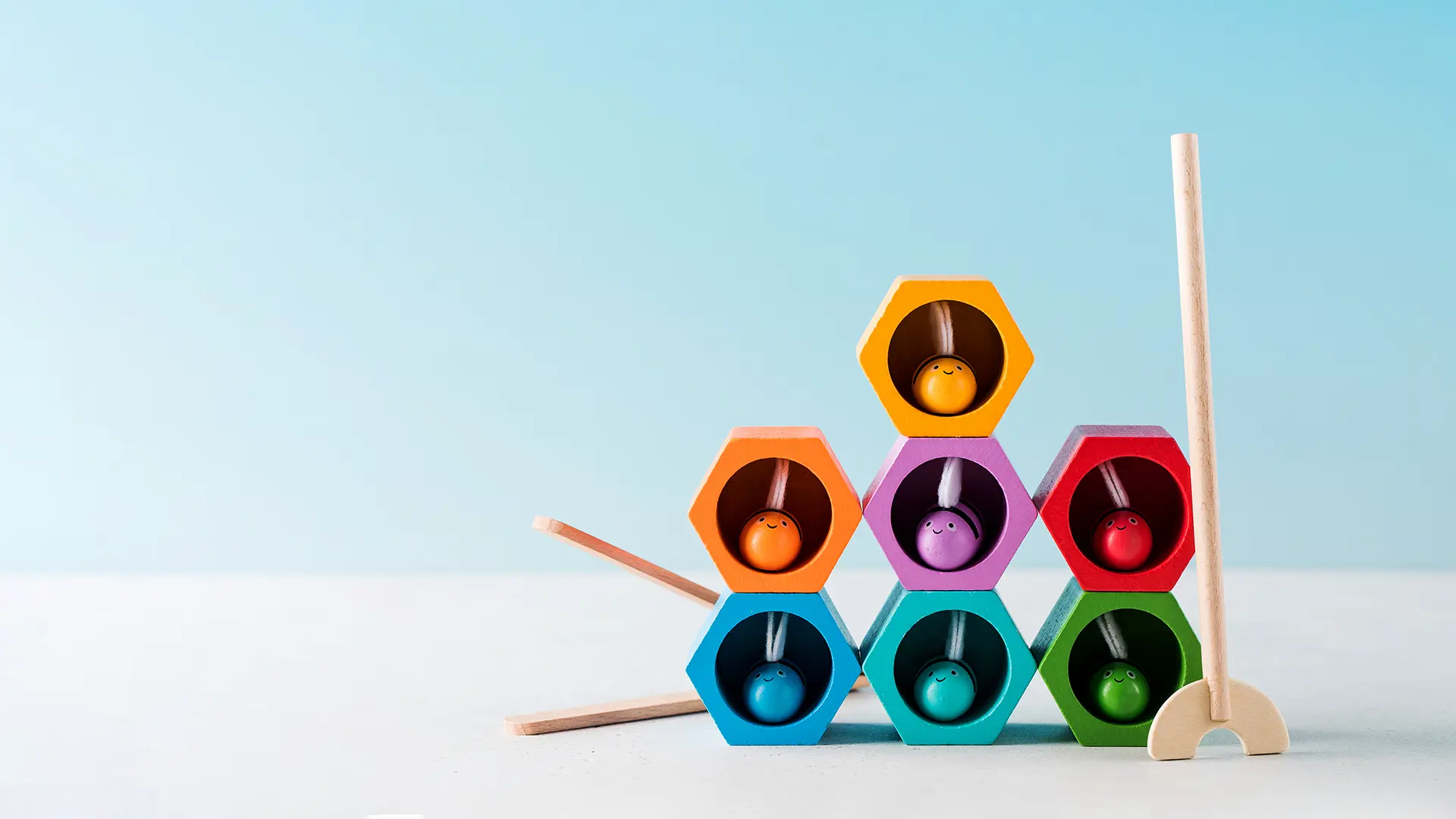 Un ensemble de blocs de bois colorés dans un jeu de style Montessori.