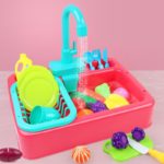 Un Petit Évier De Cuisine - Ensemble De Vaisselle avec ustensiles et ustensiles : Petit Évier De Cuisine - Ensemble De Vaisselle.