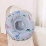 Une bouée gonflable bleue avec des dinosaures dessus adaptée aux enfants de Bouée Gonflable 5 ans à 9 ans (20-40 Kg).