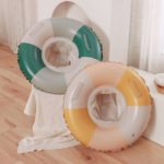 Deux bouées gonflables Bouée Gonflable 5 ans à 9 ans (20-40 Kg) convenant aux enfants de 5 à 9 ans (20-40 Kg) placées sur un sol en bois.