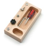 Une boite en bois avec Vrai Outils pour Enfants à Visser dedans.