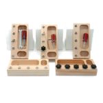 Un ensemble de Vrai Outils pour Enfants à Visser en bois avec vis et clés à molette.