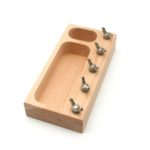 Un Vrai Outils pour Enfants à Visser avec quatre crochets métalliques conçus pour les enfants.