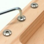 Un Vrai Outils pour Enfants à Visser en bois avec une attache en métal pour les enfants.