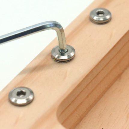 Un Vrai Outils pour Enfants à Visser en bois avec une attache en métal pour les enfants.