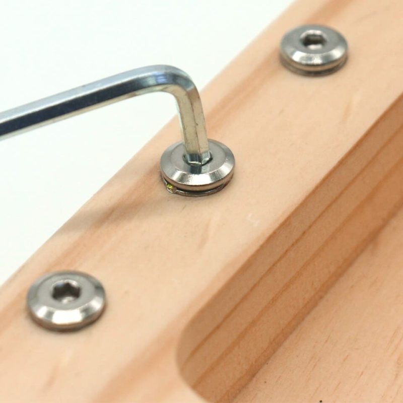 Un Vrai Outils pour Enfants à Visser en bois avec une attache en métal pour les enfants.