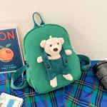 Un Sac à Dos Personnalisé Ours en Peluche pour Filles et Garçons vert avec un ours en peluche dessus.