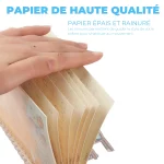 Une personne tenant un cahier avec les mots Cahier Magique, Améliorez l'écriture de vos enfants en 10 jours, Offert : 1 Stylo + 1 Grip + 5 Recharges d'Encre Magique.