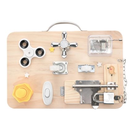 Une boîte en bois contenant divers objets.