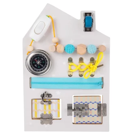 Un tableau blanc avec une boussole, une boussole et d'autres objets.