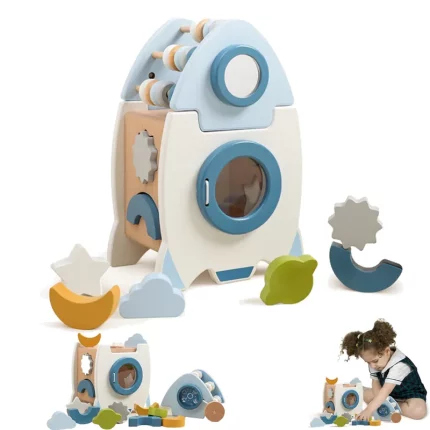 Un enfant joue avec une fusée en bois.