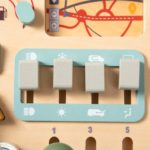 Un jouet en bois avec des boutons et des interrupteurs.