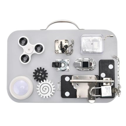 Une valise blanche avec une variété d'objets dessus.