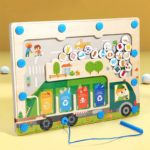 Une planche de bois avec une photo d’un camion poubelle.