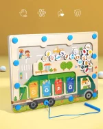 Une planche de bois avec une photo d’un camion poubelle.