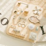 Une planche de bois sur laquelle sont posés divers jouets.