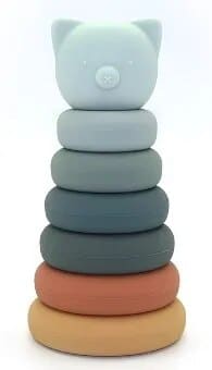 Une pile d'anneaux à empiler avec un chat dessus.