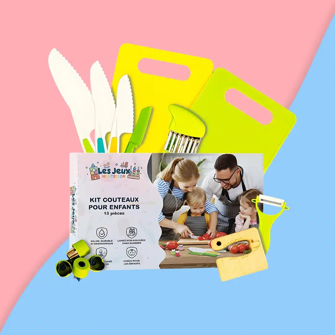 Le kit Couteaux Enfant - Kit de Cuisine Montessori 13 pièces comprend des couteaux, des planches à découper, un éplucheur et un coupe-froissage adaptés aux enfants ; l'emballage montre une cuisine familiale et met en valeur chaque outil pour un plaisir culinaire en toute sécurité. Le kit Couteaux Enfant - Kit de Cuisine Montessori 13 pièces comprend des couteaux, des planches à découper, un éplucheur et un coupe-froissage adaptés aux enfants ; l'emballage montre une cuisine familiale et met en valeur chaque outil pour un plaisir culinaire en toute sécurité.