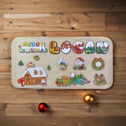 Une planche de bois avec des décorations de Noël dessus.